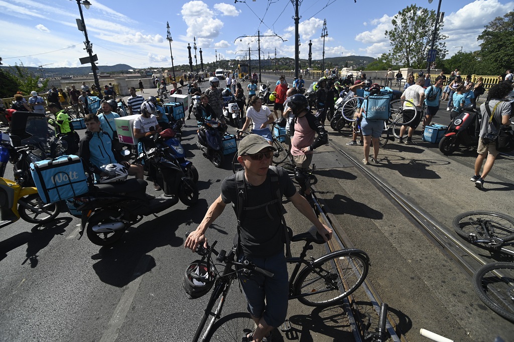 KATA-tüntetés: ha nincs nagy dugó, told meg egy hídzárással – ezúttal ismét a Margit hidat foglalták el a tiltakozók